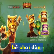 bé chơi đàn