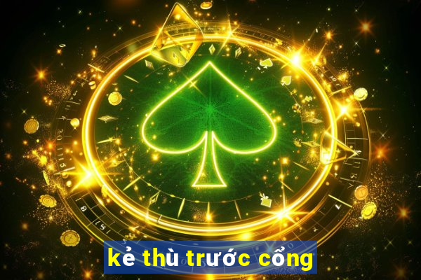 kẻ thù trước cổng